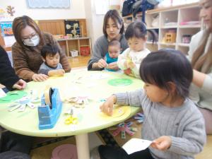 くるくる凧、真剣な顔でシールを貼っています