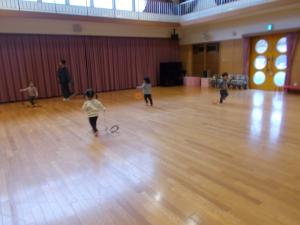 リズム室で思いっきり走って凧が回るのを楽しんでいます