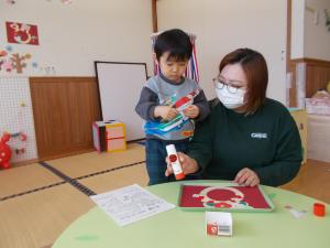 おかあさんといっしょに1月の製作中です。