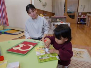 お母さんに見守られながら製作中です