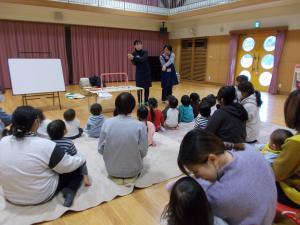 図書館の方の手遊びを一緒にしています