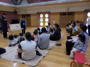 大型絵本を楽しんで見ています