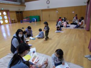 自分が選んだ絵本を読んでもらっています