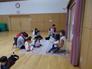 園の子ども達と一緒に絵本を読んでもらっています