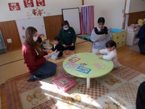 子ども達はお母さん達がお話を聞いている間静かに遊んでいます