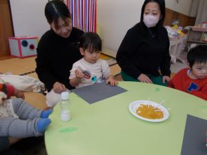 綿棒に絵の具を付けて、豆まきをイメージしてポンポンスタンプしています