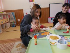 お母さんと一緒に0歳児も製作に参加しています