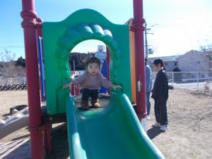 滑り台で遊んでいます