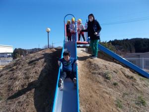 大きなクラスの滑り台で遊んでいます