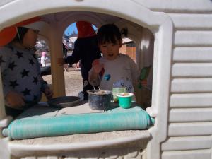 ままごとハウスで在園児と遊んでいます