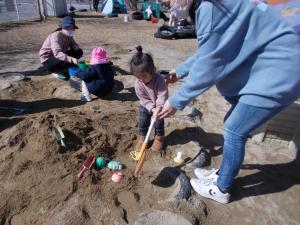 砂場で遊んでいます。