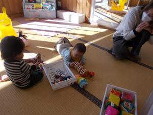 0歳児のお部屋で遊ばせてもらいました