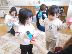 乳酸菌飲料の空き容器をシャカシャカ降って色を付けています