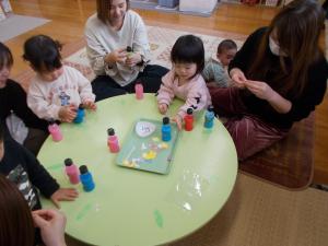 目玉のシールがはがれなくて苦戦しています