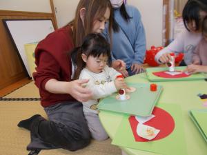 糊をつけて3月の製作をしています