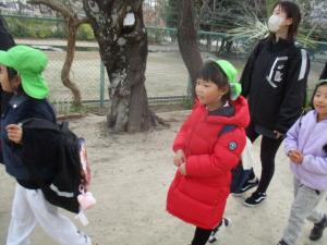 園庭を歩く園児