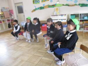 済美幼稚園の園児と一緒に座る子ども達
