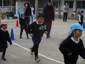 園庭を走る子ども達