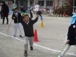 縄跳びをする子ども
