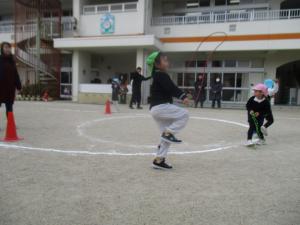 縄跳びをする子ども2