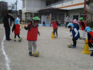 ボールを追いかける子ども