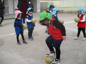 サッカーボールを足で止める子ども
