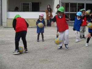 サッカーボールで遊ぶ子ども