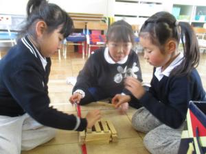 カプラを並べる子ども達