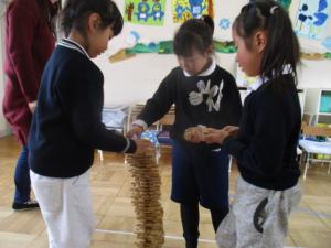カプラを高く積む子ども達