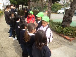 済美幼稚園の園児とハイタッチをする子ども達