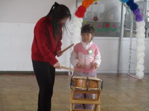 太鼓を叩く園児