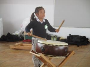 両手を使って太鼓を叩く園児