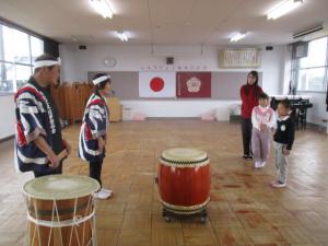 地域の方にお礼を言う園児