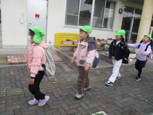 小学校まで歩く園児