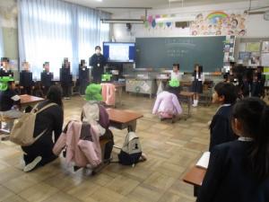 小学校の教室の椅子に座る子ども達