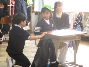 小学生のお兄さんと話をしる園児