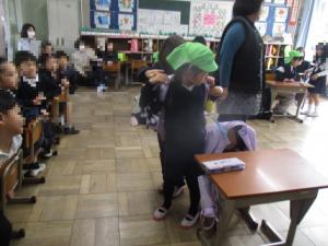 小学1年生にランドセルを背負わせてもらう園児