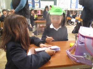 1年生に鉛筆の持ち方を教えてもらう園児