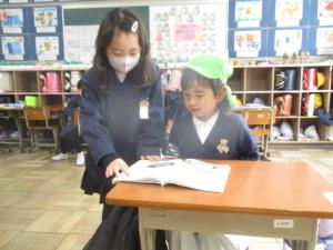 1年生に音読を教えてもらう園児