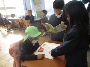 1年生に教科書の読み方を教えていもらう園児