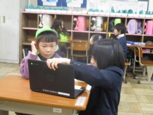 1年生にパソコンを教えてもらう園児