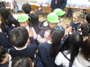 1年生とハイタッチをする園児