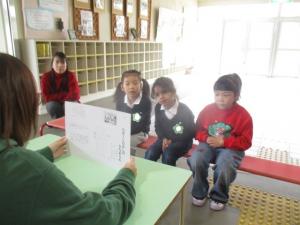 ひなあられの紙芝居を見る子ども