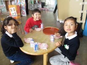 ひなあられを食べる子ども達