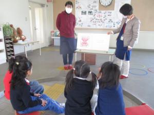 大型絵本を見る子ども達