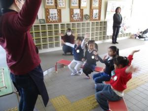 図書館の方と手遊びをする園児