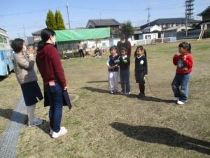 移動図書の方にお礼を言う園児