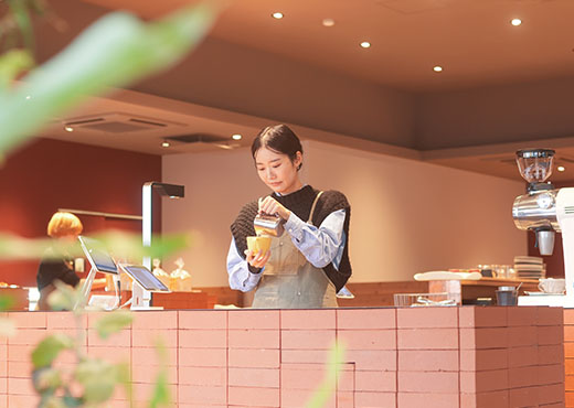 コーヒーを淹れる平栗さん