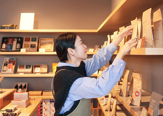 商品を整える平栗さん