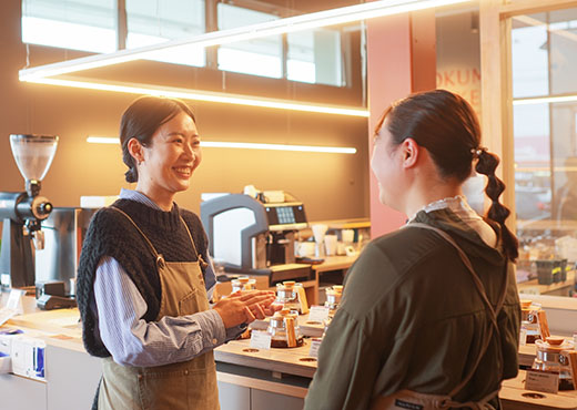 同僚と談笑する平栗さん